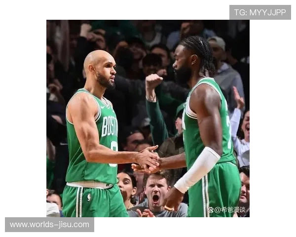 塔图姆场边观战凯尔特人，为队友精彩表现起立欢呼