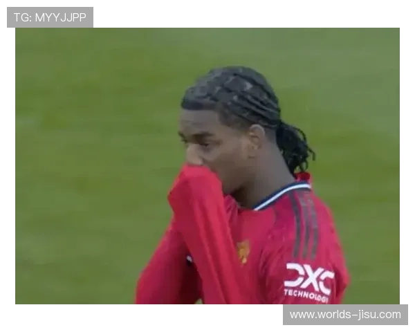 奥巴费米倒钩射门被神扑，曼联客场险平利兹联