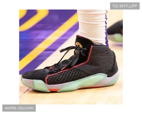 场边花絮：场边小球迷成功模仿客场球星罚球前招牌动作，获球星赛后赠送签名球鞋。