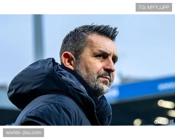 更衣室特写：失利后，柏林联合主帅别利察独自在教练席静坐十分钟