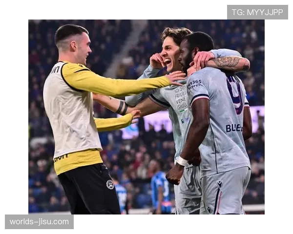 特写:乌迪内斯老将德乌洛费乌重伤倒地,双方球员集体示意队医入场